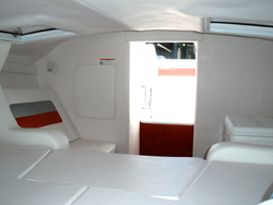 Donzi 27ZR-cabinentry.bmp