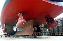 Catamaran's with/without Center-Pods.....-qm2-pod.jpg