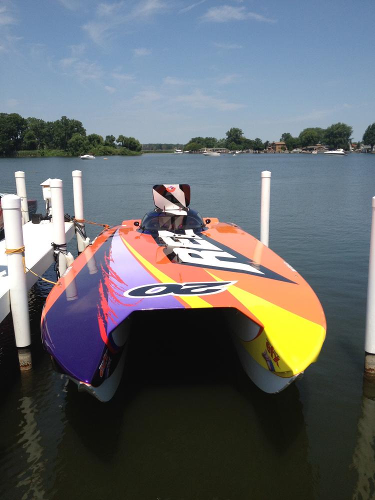 Who owns the US1 team Scarab and Reliable Carriers race boats ...