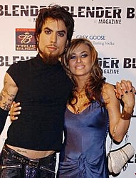 O.T. look @ the size of Carmen Electra's husbands head...-bighead.jpg