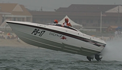 30' Donzi on the bottom-clubeganracing.jpg