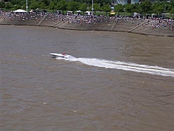 Great shots from the Cincinnati Offshore Grand Prix June 20th, 2004-boat-fans-serpentine-wall.jpg